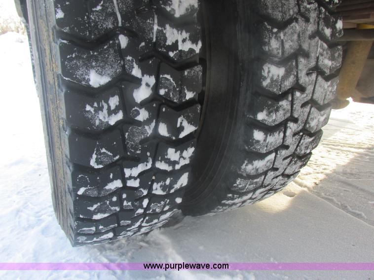 image for item E5246 2000 Ford F450 Super Duty utility truck