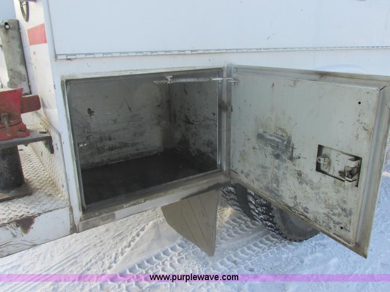 image for item E5246 2000 Ford F450 Super Duty utility truck