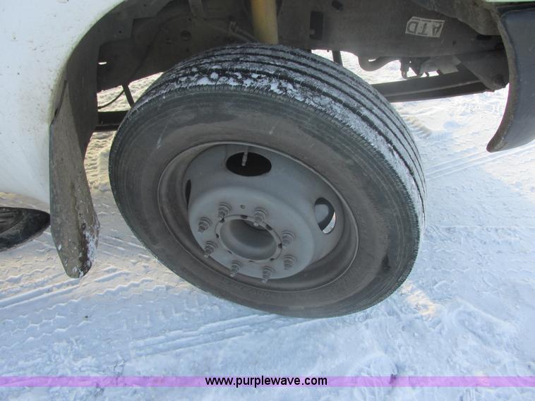 image for item E5246 2000 Ford F450 Super Duty utility truck