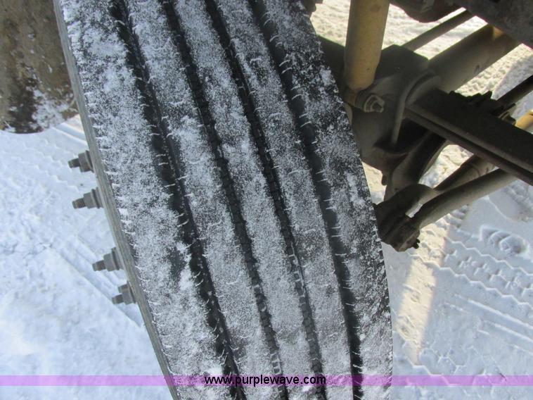 image for item E5246 2000 Ford F450 Super Duty utility truck