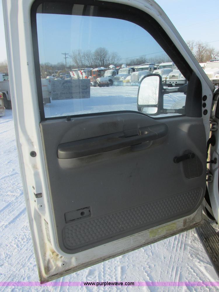 image for item E5246 2000 Ford F450 Super Duty utility truck