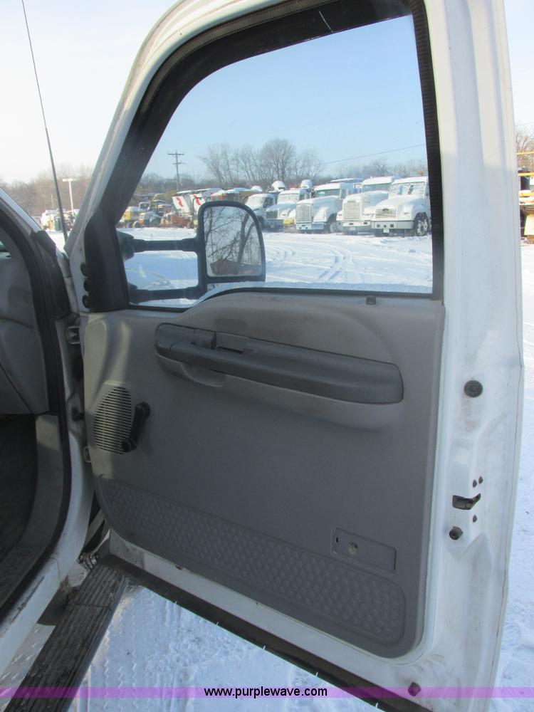 image for item E5246 2000 Ford F450 Super Duty utility truck