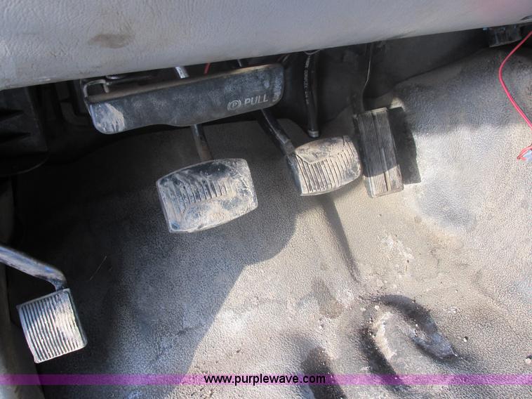 image for item E5246 2000 Ford F450 Super Duty utility truck