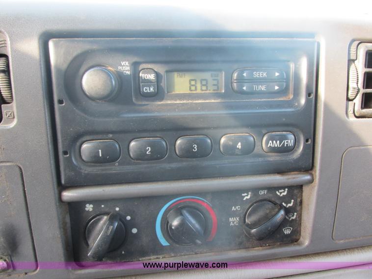 image for item E5246 2000 Ford F450 Super Duty utility truck