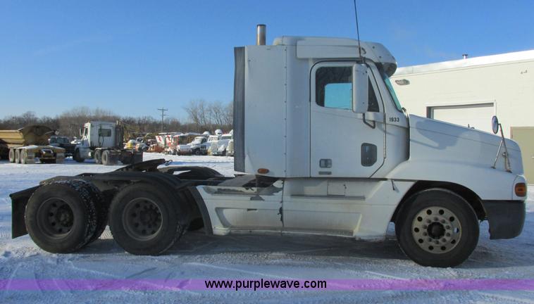 image for item E5247 2000 Freightliner Century Class semi truck