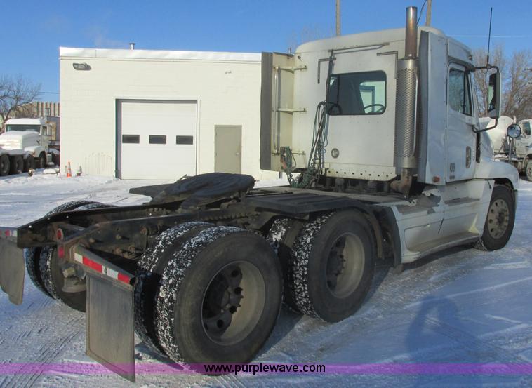 image for item E5247 2000 Freightliner Century Class semi truck