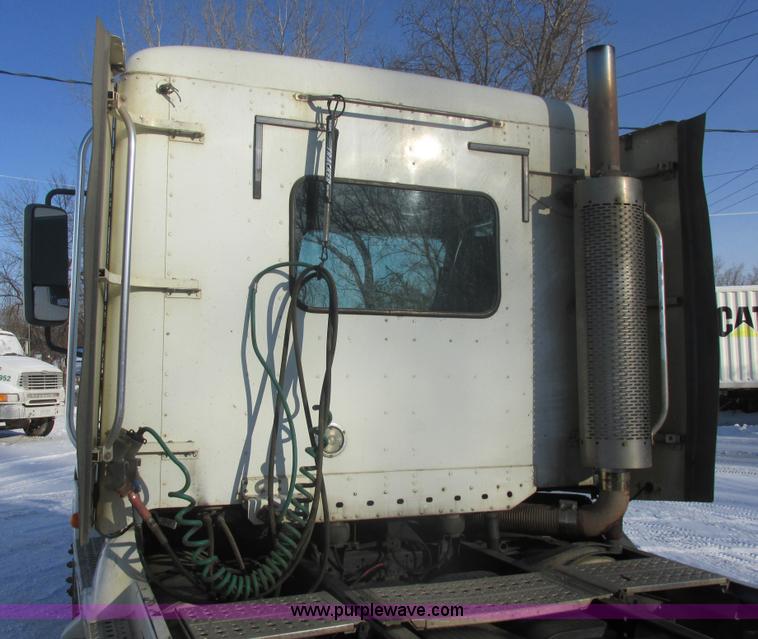 image for item E5247 2000 Freightliner Century Class semi truck