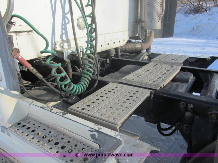 image for item E5247 2000 Freightliner Century Class semi truck