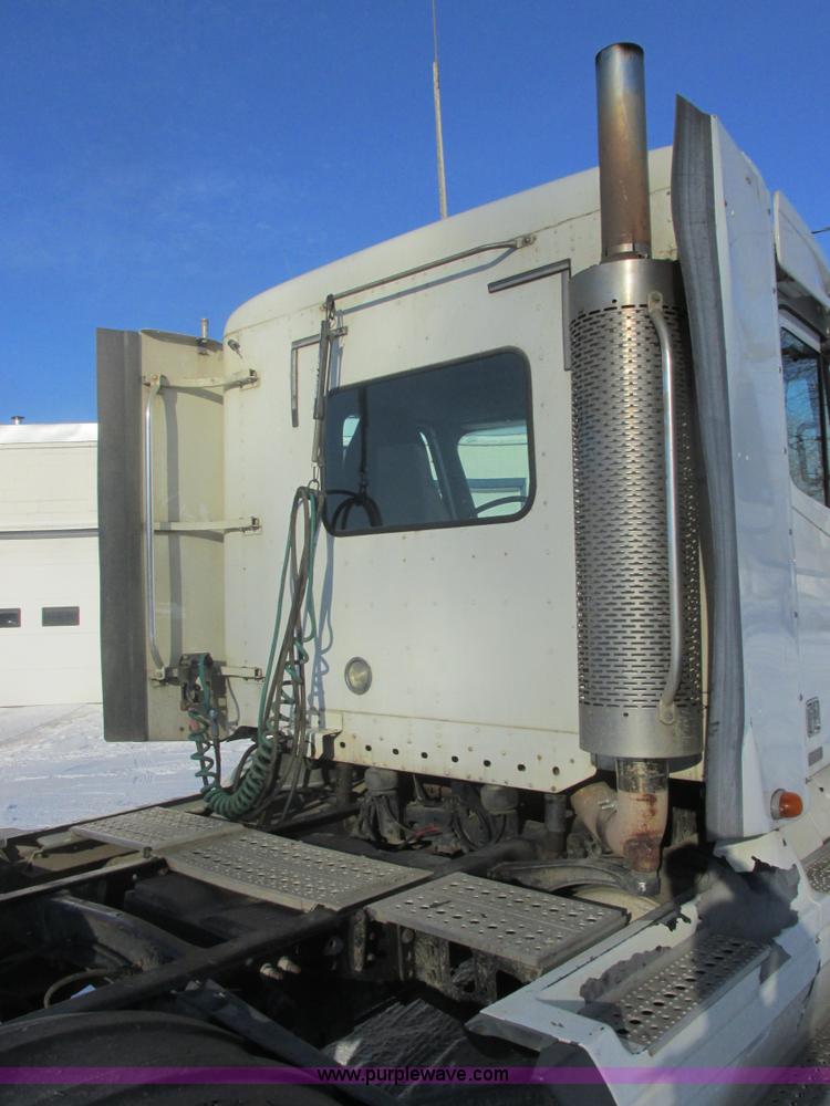 image for item E5247 2000 Freightliner Century Class semi truck