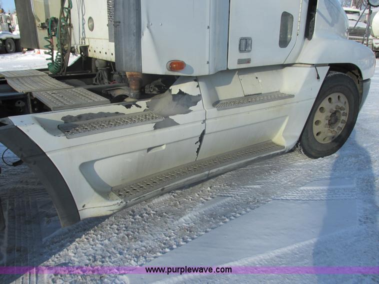 image for item E5247 2000 Freightliner Century Class semi truck