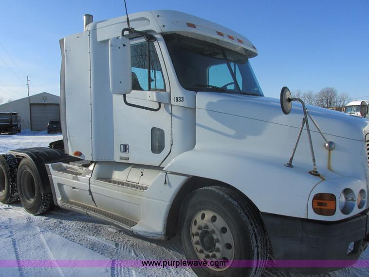 image for item E5247 2000 Freightliner Century Class semi truck