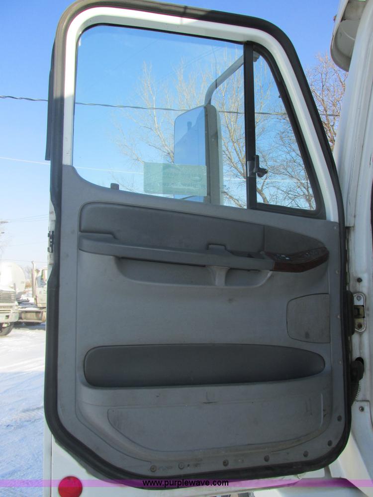 image for item E5247 2000 Freightliner Century Class semi truck