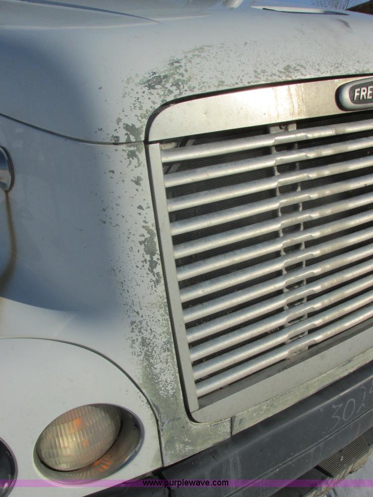 image for item E5247 2000 Freightliner Century Class semi truck