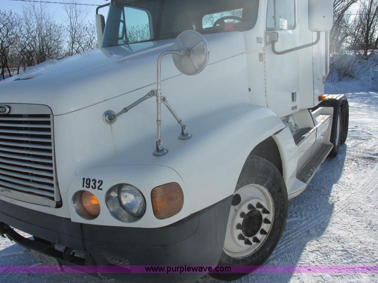 image for item E5248 2000 Freightliner Century Class semi truck