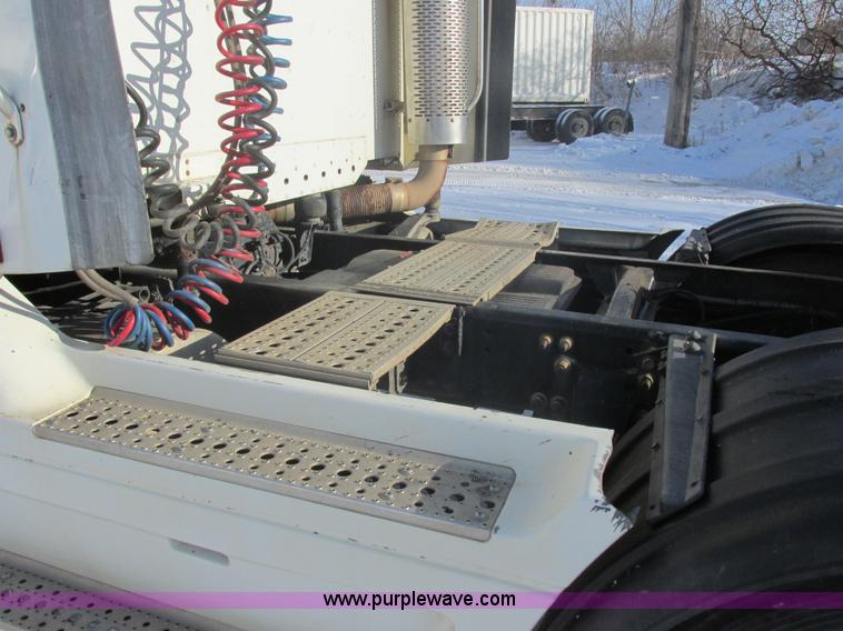 image for item E5248 2000 Freightliner Century Class semi truck