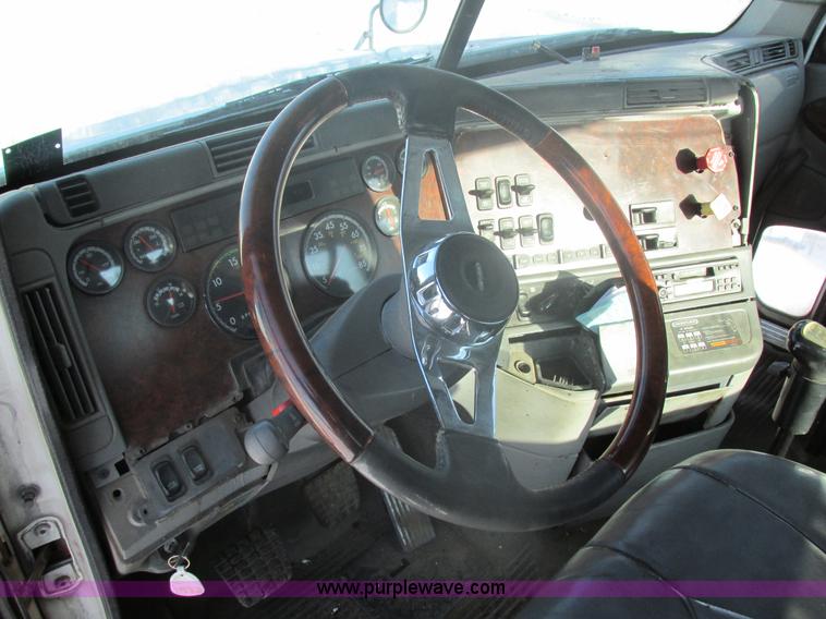 image for item E5248 2000 Freightliner Century Class semi truck