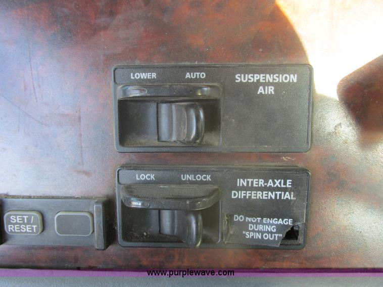 image for item E5248 2000 Freightliner Century Class semi truck