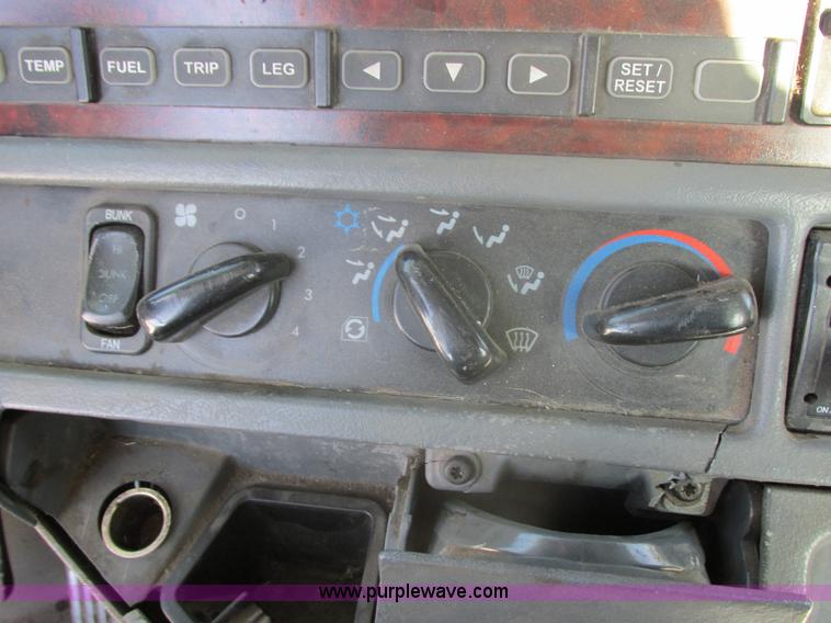 image for item E5248 2000 Freightliner Century Class semi truck