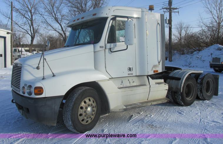 image for item E5249 2000 Freightliner Century Class semi truck