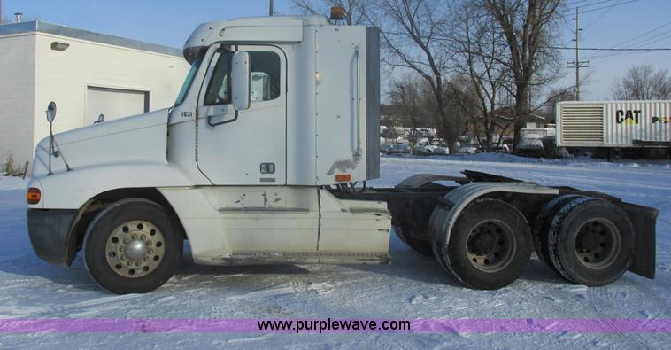 image for item E5249 2000 Freightliner Century Class semi truck