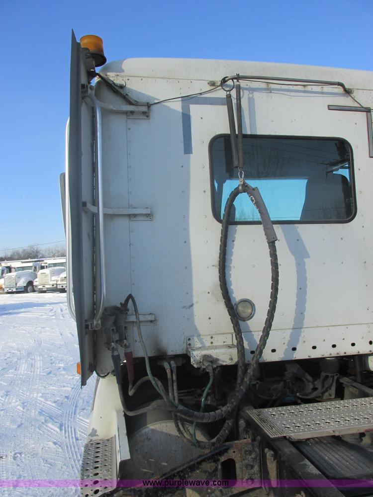 image for item E5249 2000 Freightliner Century Class semi truck