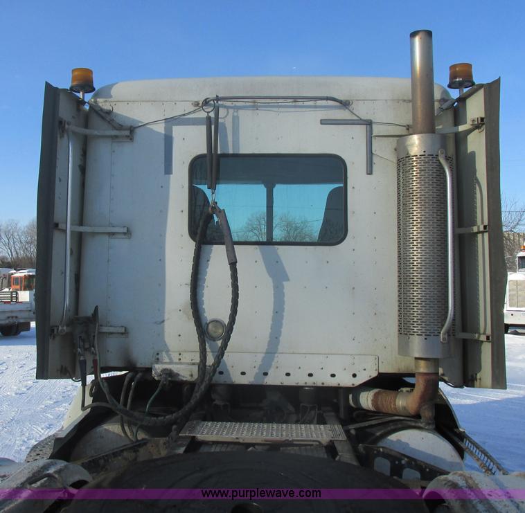image for item E5249 2000 Freightliner Century Class semi truck