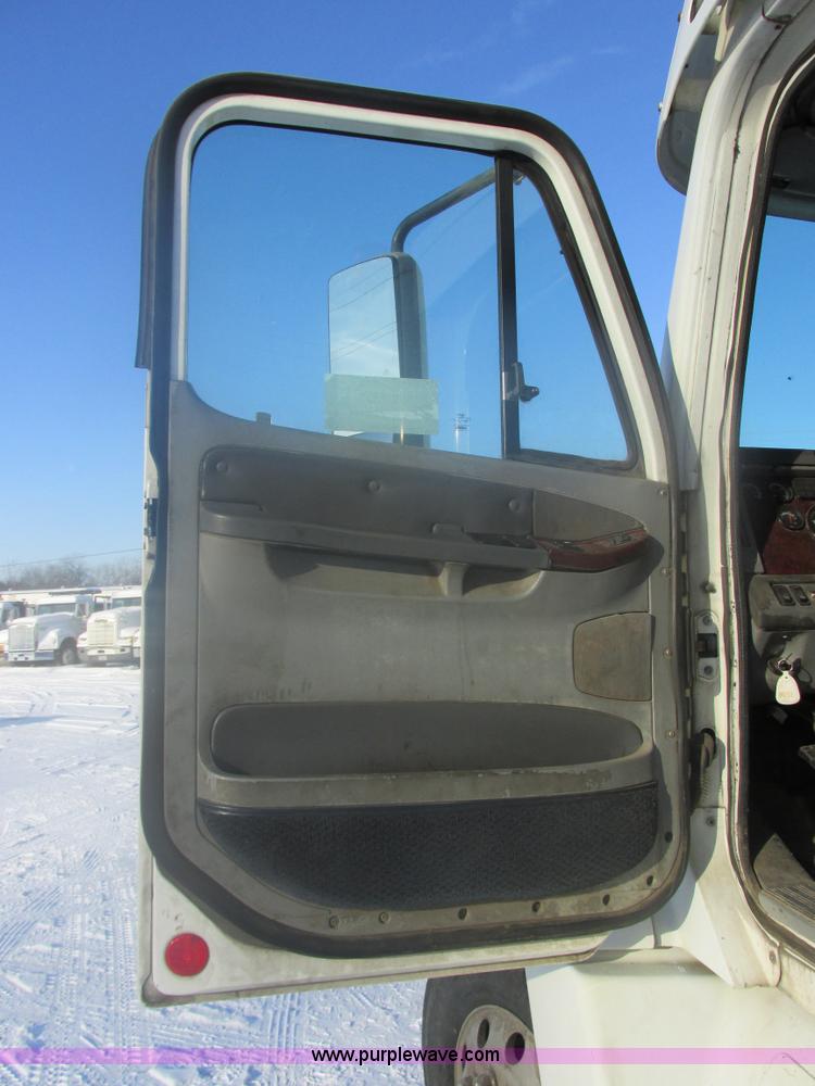 image for item E5249 2000 Freightliner Century Class semi truck