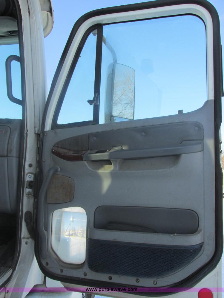 image for item E5249 2000 Freightliner Century Class semi truck