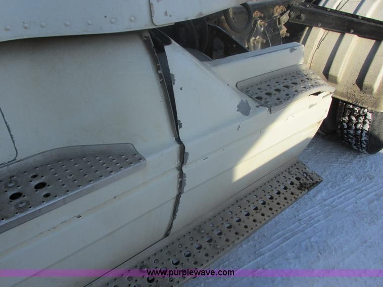 image for item E5249 2000 Freightliner Century Class semi truck