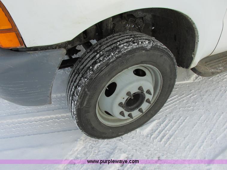 image for item E5250 2000 Ford F450 Super Duty XL utility truck