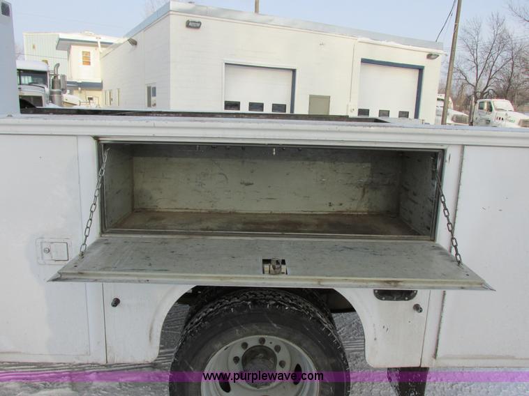 image for item E5250 2000 Ford F450 Super Duty XL utility truck