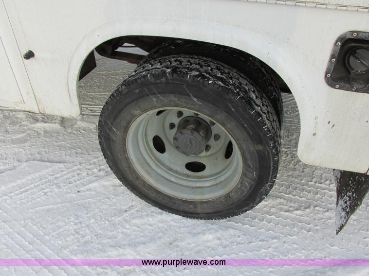 image for item E5250 2000 Ford F450 Super Duty XL utility truck