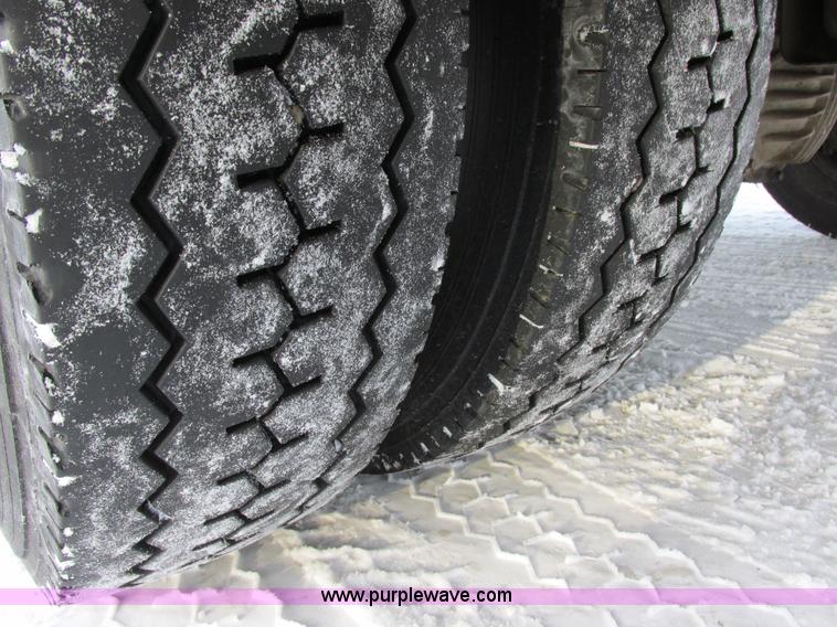 image for item E5250 2000 Ford F450 Super Duty XL utility truck