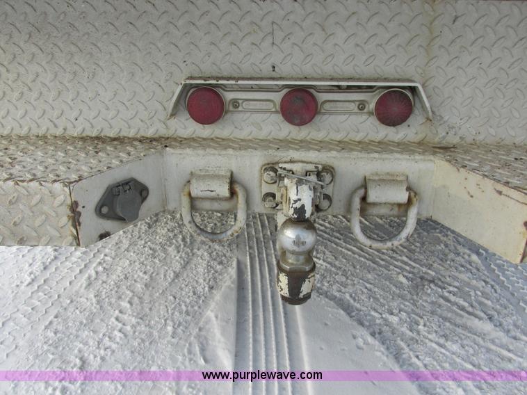 image for item E5250 2000 Ford F450 Super Duty XL utility truck