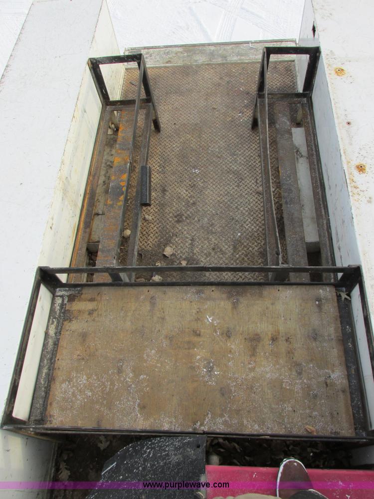 image for item E5250 2000 Ford F450 Super Duty XL utility truck