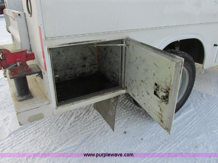 image for item E5250 2000 Ford F450 Super Duty XL utility truck