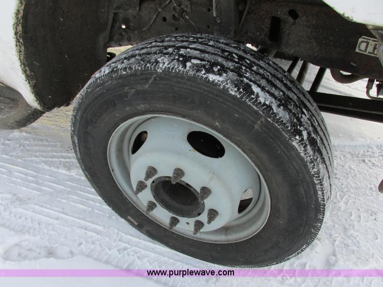 image for item E5250 2000 Ford F450 Super Duty XL utility truck