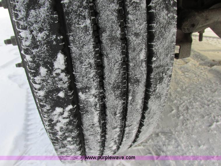 image for item E5250 2000 Ford F450 Super Duty XL utility truck