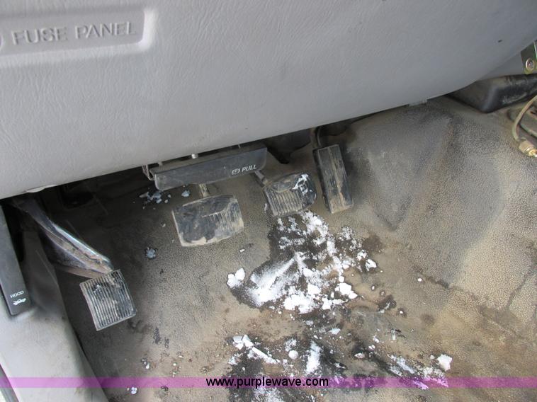 image for item E5250 2000 Ford F450 Super Duty XL utility truck