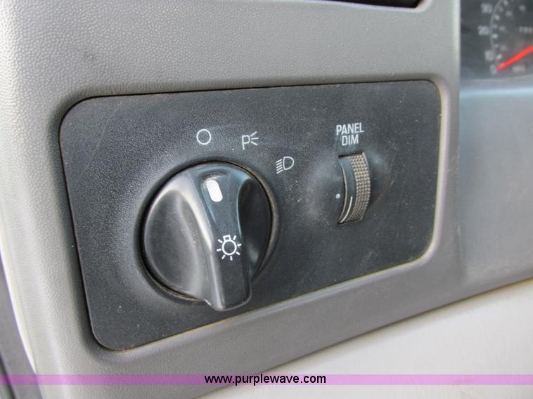 image for item E5250 2000 Ford F450 Super Duty XL utility truck