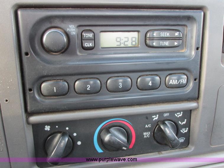 image for item E5250 2000 Ford F450 Super Duty XL utility truck