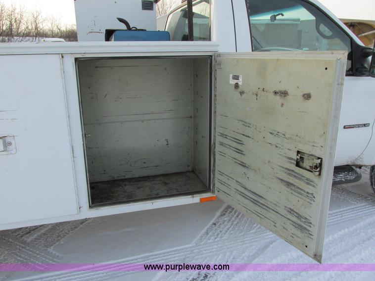 image for item E5251 1999 Ford F450 Super Duty XL utility truck