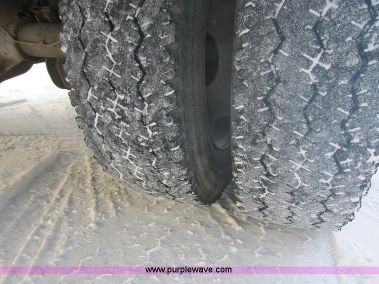 image for item E5251 1999 Ford F450 Super Duty XL utility truck