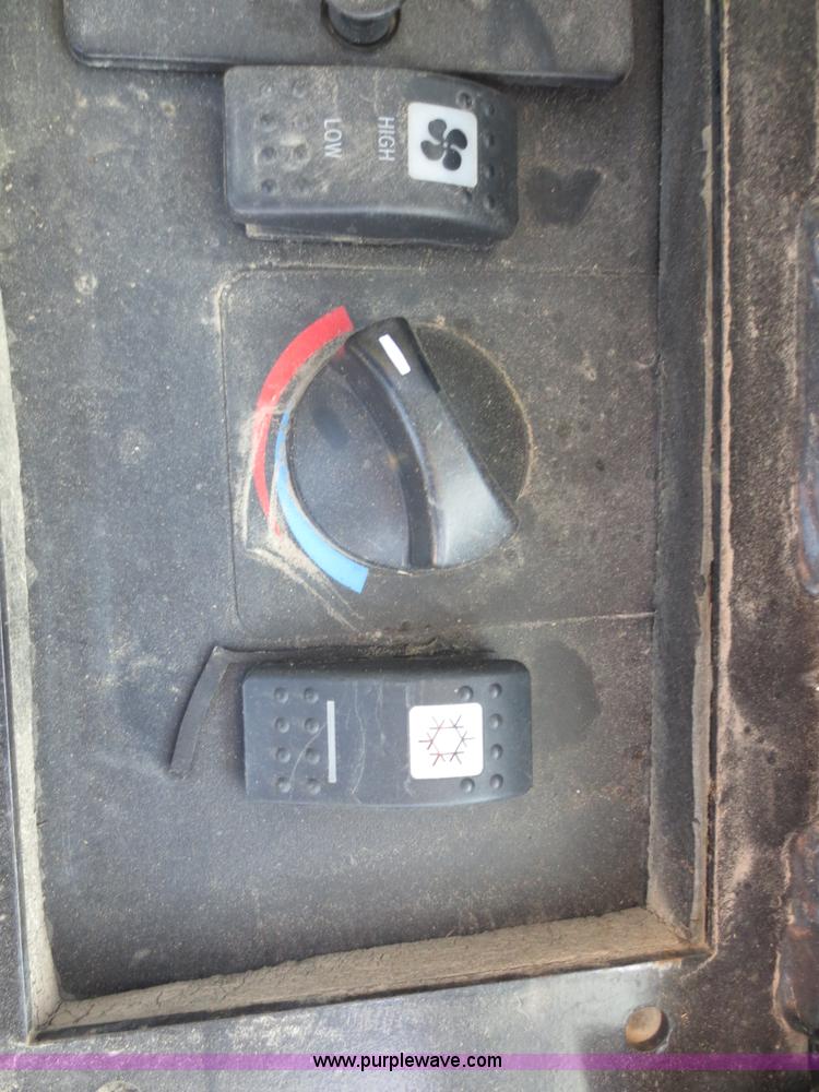 image for item F8072 2005 Caterpillar 287B skid steer