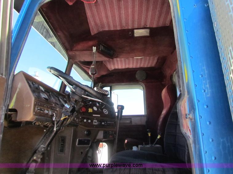 image for item G4388 1982 Freightliner dump truck