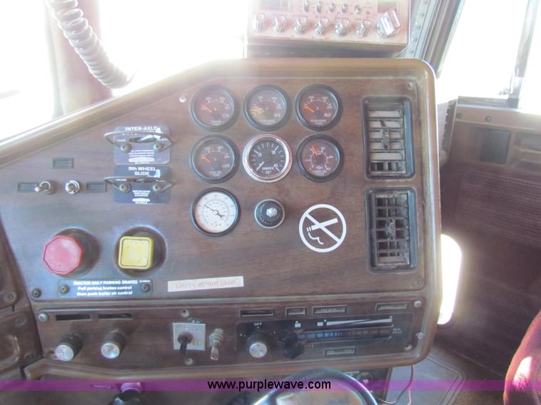 image for item G4388 1982 Freightliner dump truck