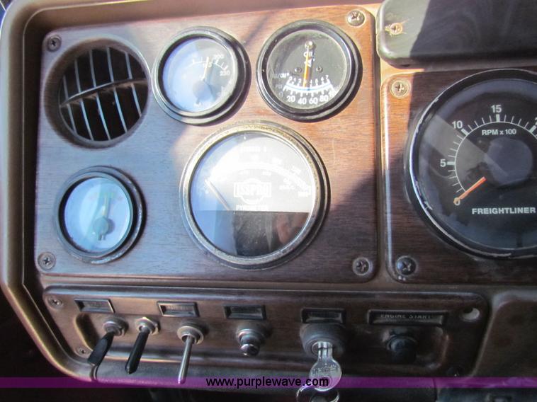 image for item G4388 1982 Freightliner dump truck