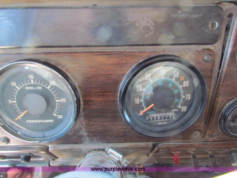 image for item G4388 1982 Freightliner dump truck