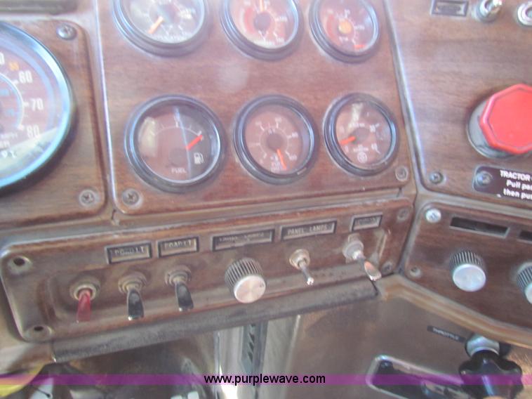 image for item G4388 1982 Freightliner dump truck