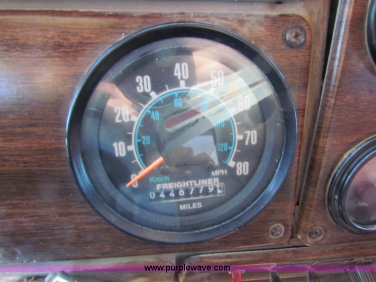 image for item G4388 1982 Freightliner dump truck